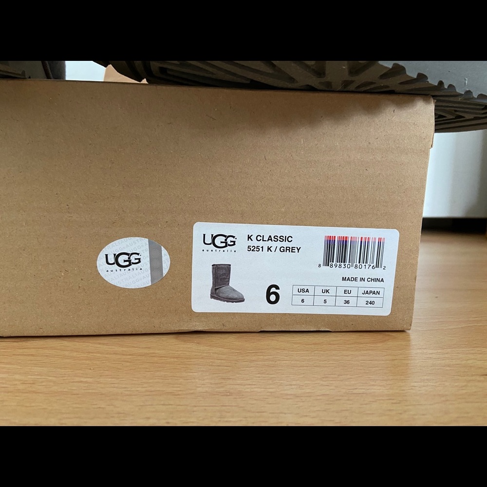 UGG BOOTS - Picture 2 of 3